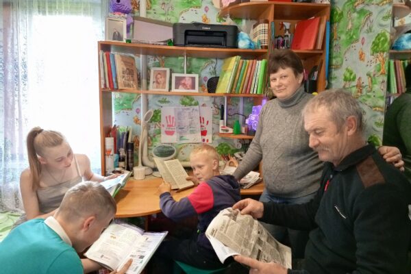  “Всей семьей у книжной полки”