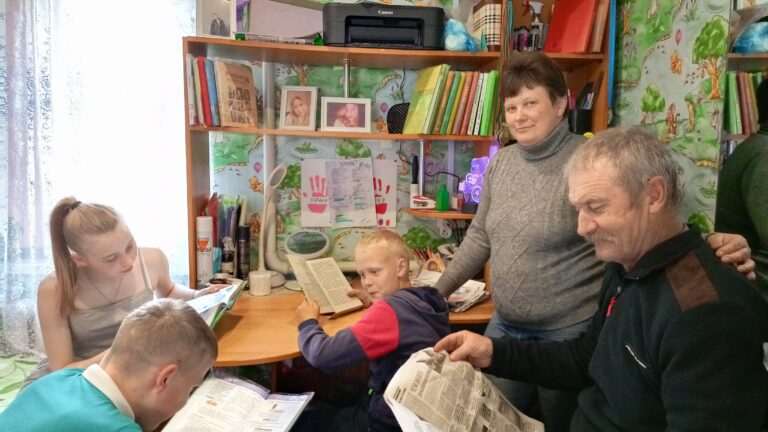  “Всей семьей у книжной полки”