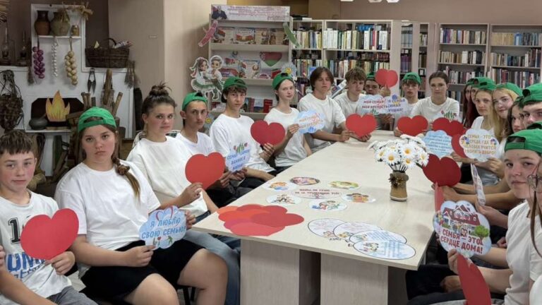 «Пад сямейным парасонам»